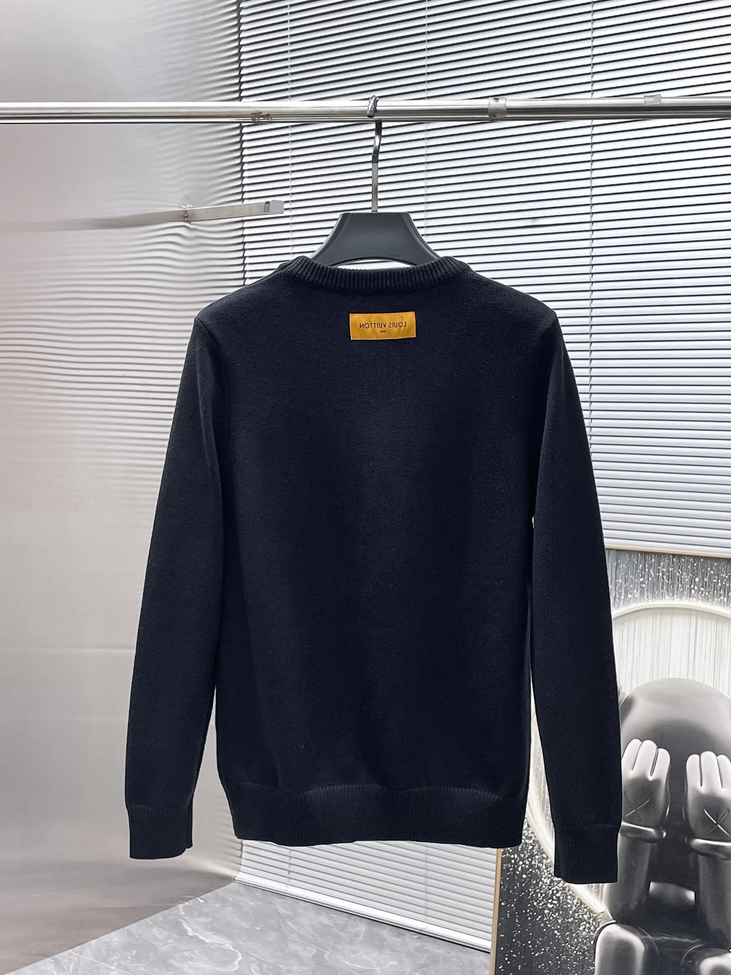 🅿️440 Louis Vuitton LV 2025ss new wool blended round neck long-sleeved sweater cardigan bottoming sweater, high-end version! The custom-made fabrics at the counter are highly breathable and comfortable, with impeccable details and brand element design concepts, reflecting high quality. It feels delicate and soft! It presents a casual cut and the upper body shape is great! 🐉Code size: M-3XL